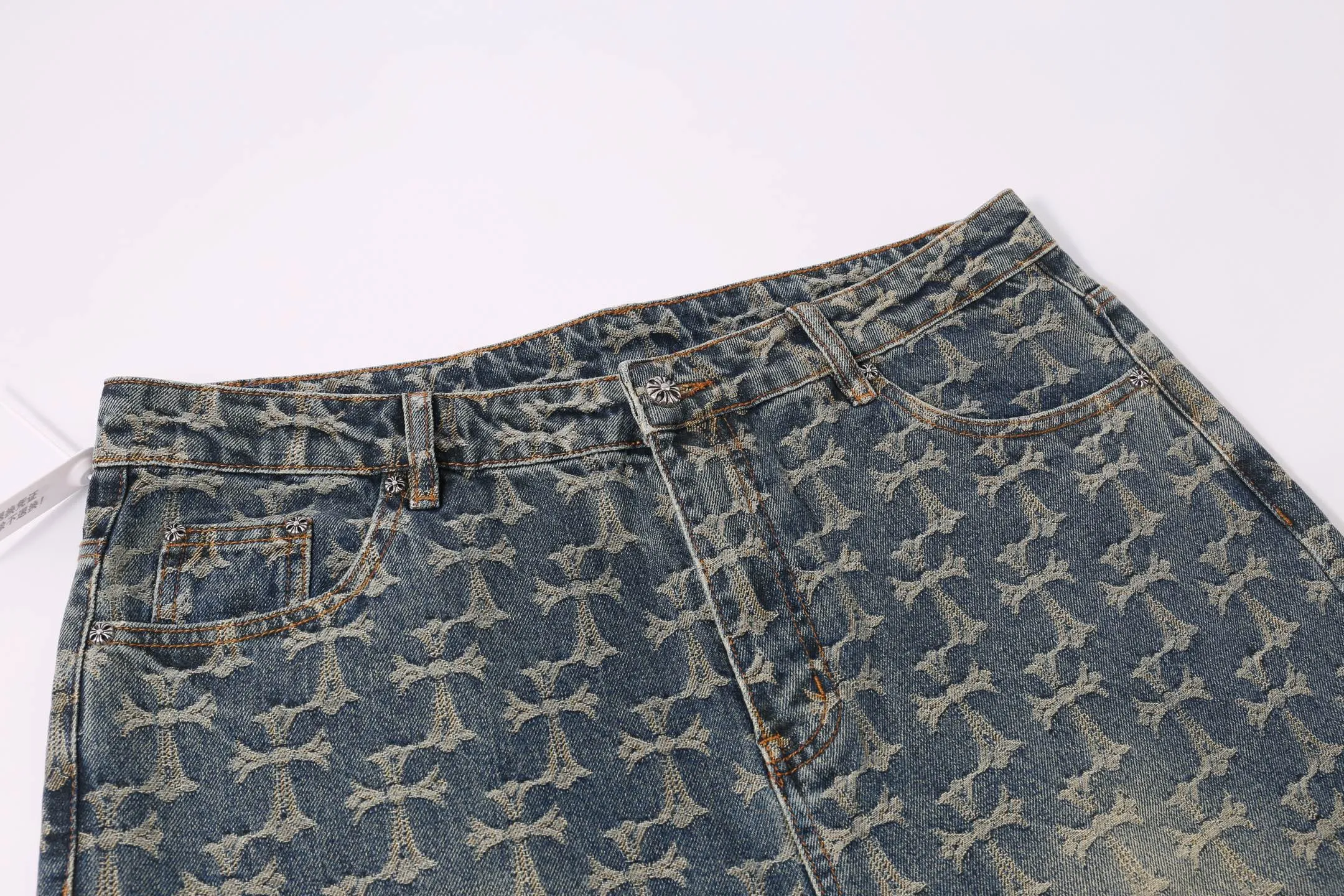 P220 Style No.: H895 Croxin & 𝐂𝐡𝐫𝐨𝐦𝐞 𝐇𝐞𝐚𝐫𝐭 ss25 limited color leather flame stitching jeans. Styles with different washed textures are very friendly to people with thin legs. The slightly flared version perfectly modifies the leg shape. The timeless and moderate length makes it easy to match and match. It is the basis for various styles and is a must-have in your wardrobe! The fabric is stiff but also makes the upper body soft without losing texture. The washing process is even more perfect. It is a must-have item for everyone! ! ! Washed wheat, hang tag, pants label, three complete labels Color: Jacquard Size: 30-32-34-36